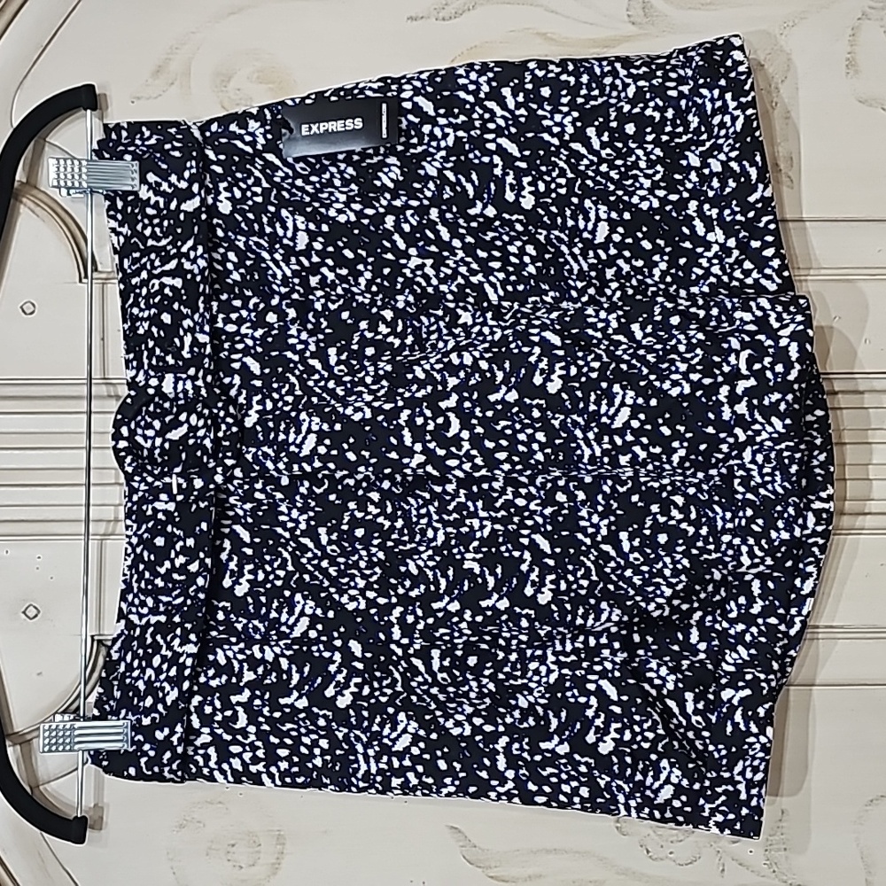 NWT Express Black Abstract Pattern Shortie Super High Rise Shorts Sz 4